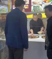 靳东现身苍蝇小馆，穿西装被挤在角落不嫌弃，黑眼圈明显变憔悴