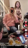 曾志伟和富婆美女私下聚会，半躺着笑得肉颤，女方坐角落模样拘谨