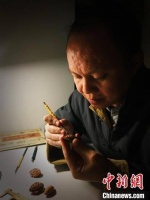 西安男子展现核雕技艺：“变废为宝”的艺术