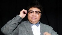 韩红减重40斤，扎丸子头女人味十足，引起网友热议
