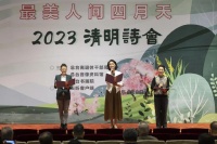 60岁李修平公开露面，离开央视新闻主播台8年，朗诵水平依然在线