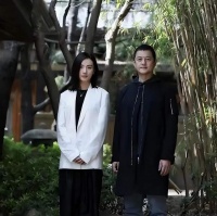 李亚鹏带海哈金喜聚餐，挽手臂似老夫老妻，娶对人一脸轻松