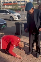 92岁杨少华现身韩兆餐厅，瘦骨嶙峋走路蹒跚，店门口韩兆下跪磕头