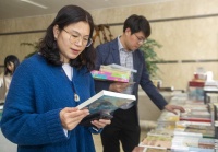 组图|江苏泰州：“流动书市”掀起读书学习潮