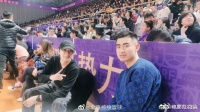 救命这是什么神仙友谊啊，赖冠霖直接去现场给胡明轩加油……