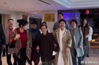 61岁董文华罕见露面，与歌手苏红等拜访恩师谷建芬