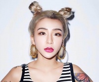 台湾知名女星不雅视频流出，前男友竖中指否认，遭网友炮轰没礼貌