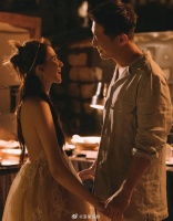 刚刚其中有一张窦骁何超莲对视照……