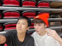 邓超发博为鹿晗庆生 送的长寿面加满了辣椒