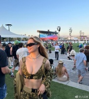 会玩！谷爱凌现身音乐节，穿迷彩文胸太奔放，马甲线抢镜