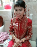 回顾新娘的容貌很特别，底层人士大肆嘲笑，39克的金手镯让人眼红