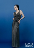 章子怡穿高定登封面 自信从容变身油画里的美女