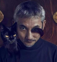 73岁知名导演疑患病！被曝连续多日出入医院，早前传出小女友怀孕