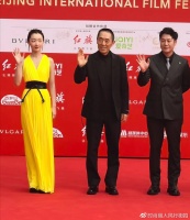 同是谋女郎差别大！周冬雨当评委跟张艺谋走红毯，穿深v赢了倪妮