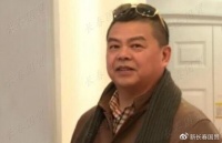 董文华69岁老公罕见露面，夫妇同框秀恩爱，结婚39年幸福美满