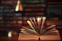 多读书吧，那里有脚步丈量不到的远方