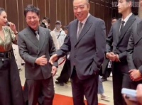 张颂文想让章子怡站中间合影，被陈凯歌一把推到边缘……