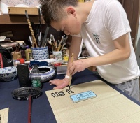 右手工伤致残，四川自贡26岁青年左手苦练书法成为书协会员