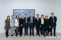 她把世界当作调色盘，绘出万物变化、光影共生、宇宙奥秘