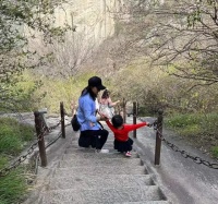 郭晶晶带娃乘高铁出游，打扮低调大赞祖国文化，让孩子爬华山被夸