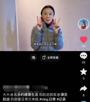 61岁吴琼没生育仅有养女，抱养多年仍不喊爸和妈，引争议被指生分