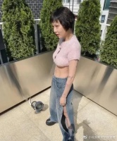 韩国女星着装再引热议，上衣短到露下乳，网友：这还不算擦边？
