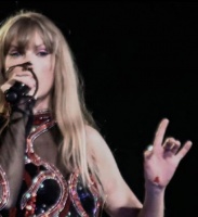 霉霉演唱会上手部受伤 简单包扎后仍坚持表演