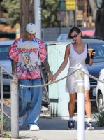 比伯海莉洛杉矶最新街拍，两个人牵着手……