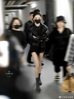 杨幂有11个耳洞，耳骨钉漂亮又时髦，始终走在时尚最前沿……