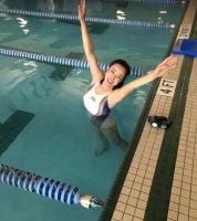 刘晓庆最新近照，65岁穿泳衣秀曲线，引起网友热议