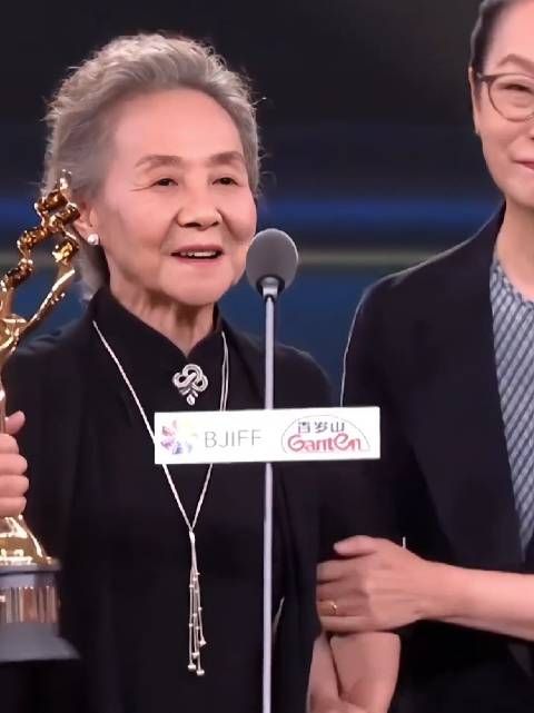 “我就是愿意给大家奉献我的表演,希望能够得到大家的喜欢”!