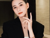 何超莲办世纪婚礼，何猷君何超盈却都没办婚礼，梁安琪才是真清醒