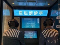 春风相伴诵读情 枕畔有书助新生