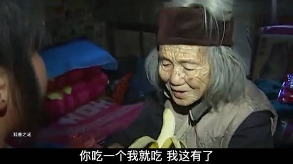 92岁拾荒老人抚养弃婴13年，孩子长大后的举动让人泪目