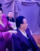 侯耀华现身活动被指公然揩油，摸年轻美女的手不放，亲密贴脸耳语