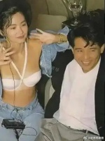 1980年，热恋中的林青霞和秦汉留下了一张不可多得的亲密合影……