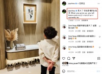 周杰伦晒儿子萌照，5岁罗密欧背着手赏画，烫了一头卷发时髦可爱