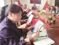 石楼县崇文社区 好书伴我行 书香遍社区