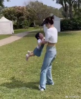 熊黛林一家四口露营，双胞胎女儿被指没遗传妈妈美貌，都像爸爸