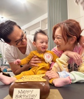 何雁诗夫妇带儿子去海边享受假期 郑俊弘和儿子在泳池里开心玩水