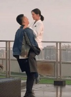 黄景瑜抱着李沁转圈，导演刚喊卡，引起网友热议