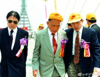 霍家再次陷争产风波，霍启刚头脑清醒，陪特首出访不理会家族事务