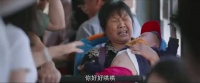 小孩在公交车上哭闹不停，老人都哄不停，大家怀疑这是人贩子！