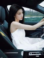 有被这波造型美到~王楚然的脸真的很适配清冷白裙……