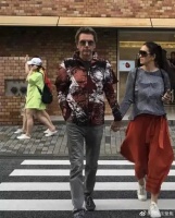 巩俐偏爱红色，穿灯笼裤显年轻，牵手老公米歇尔，两人差距好大