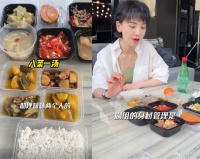 刘恺威女友同助理用餐，助理够不到菜干吃米饭引热议，她忙删评论