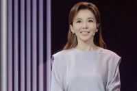 朱迅手捧母亲遗像悲痛现身灵堂，和母亲关系曾生疏，发视频怀念