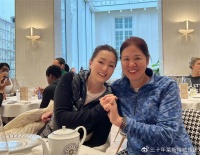 谷爱凌同框Angelababy，像一对姐妹花！朱婷孝顺为郎平夫妇接风