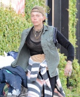 39岁健身女模流落街头7年！曾有惹人羡的曼妙身姿，如今牙都掉了