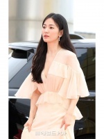这裙子真的是纯靠宋慧乔自身的气质撑起来的……